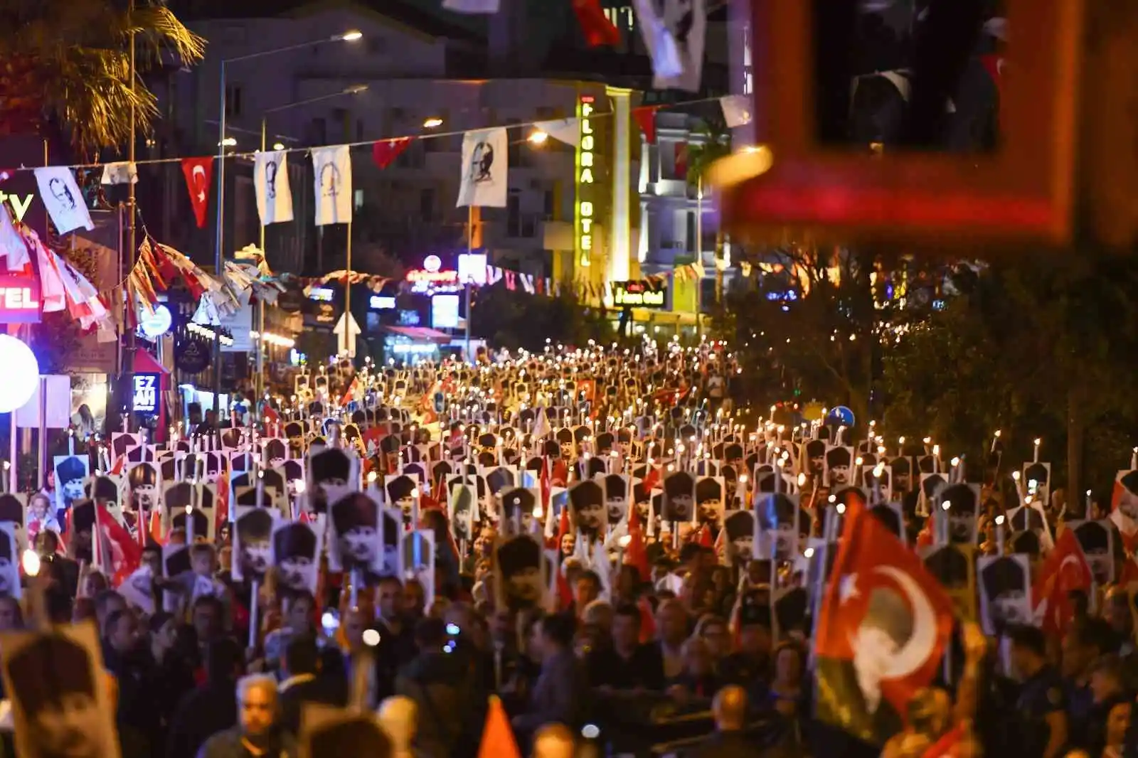 Antalya'da geceyi meşaleler aydınlattı