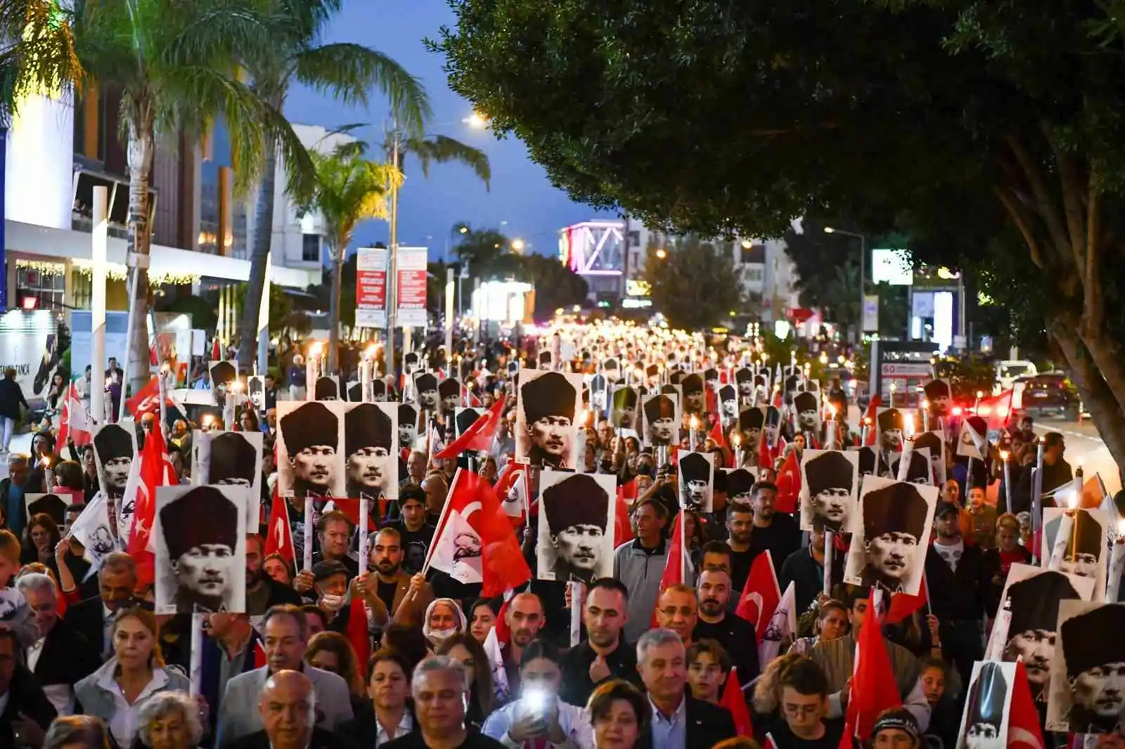 Antalya’da geceyi meşaleler aydınlattı