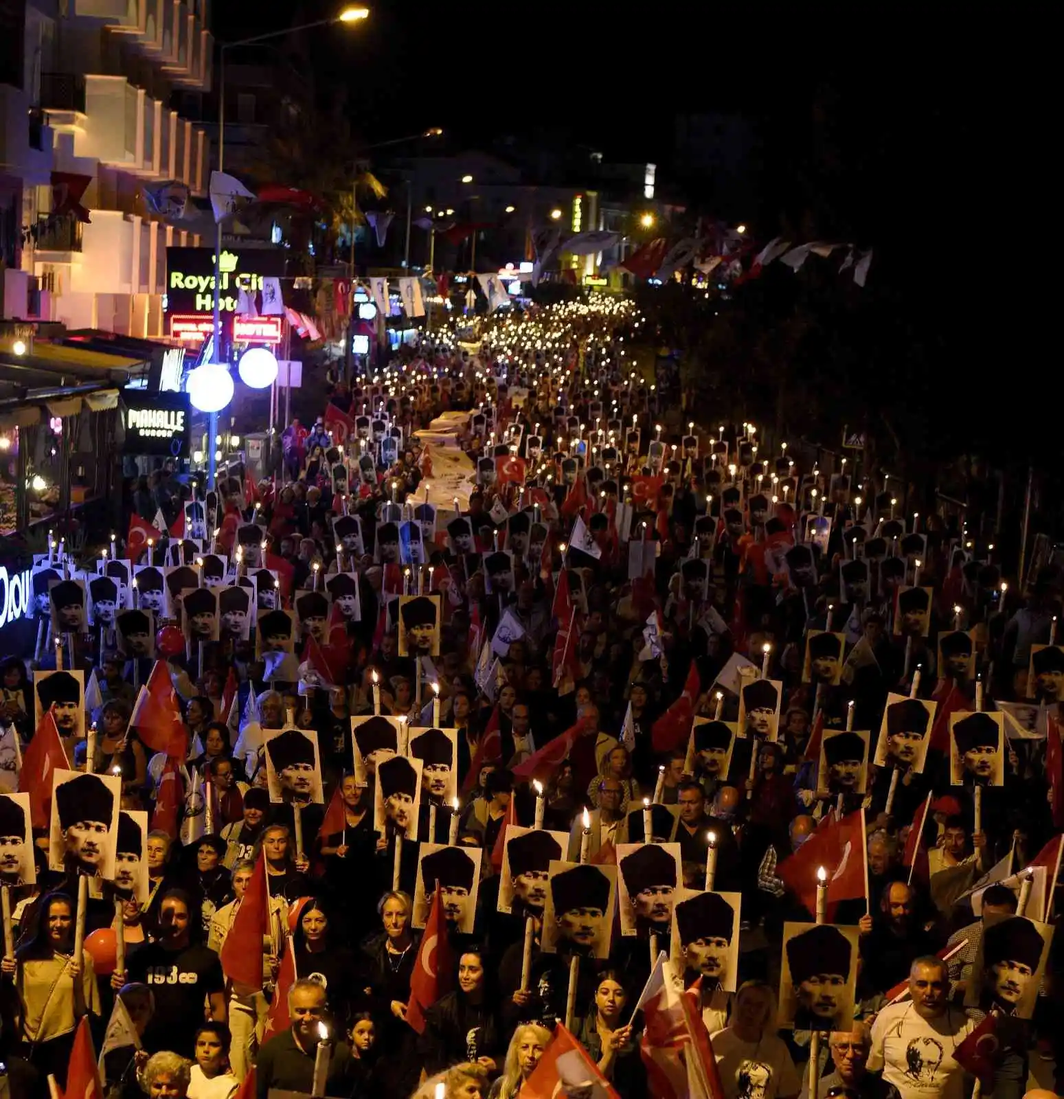 Antalya’da geceyi meşaleler aydınlattı