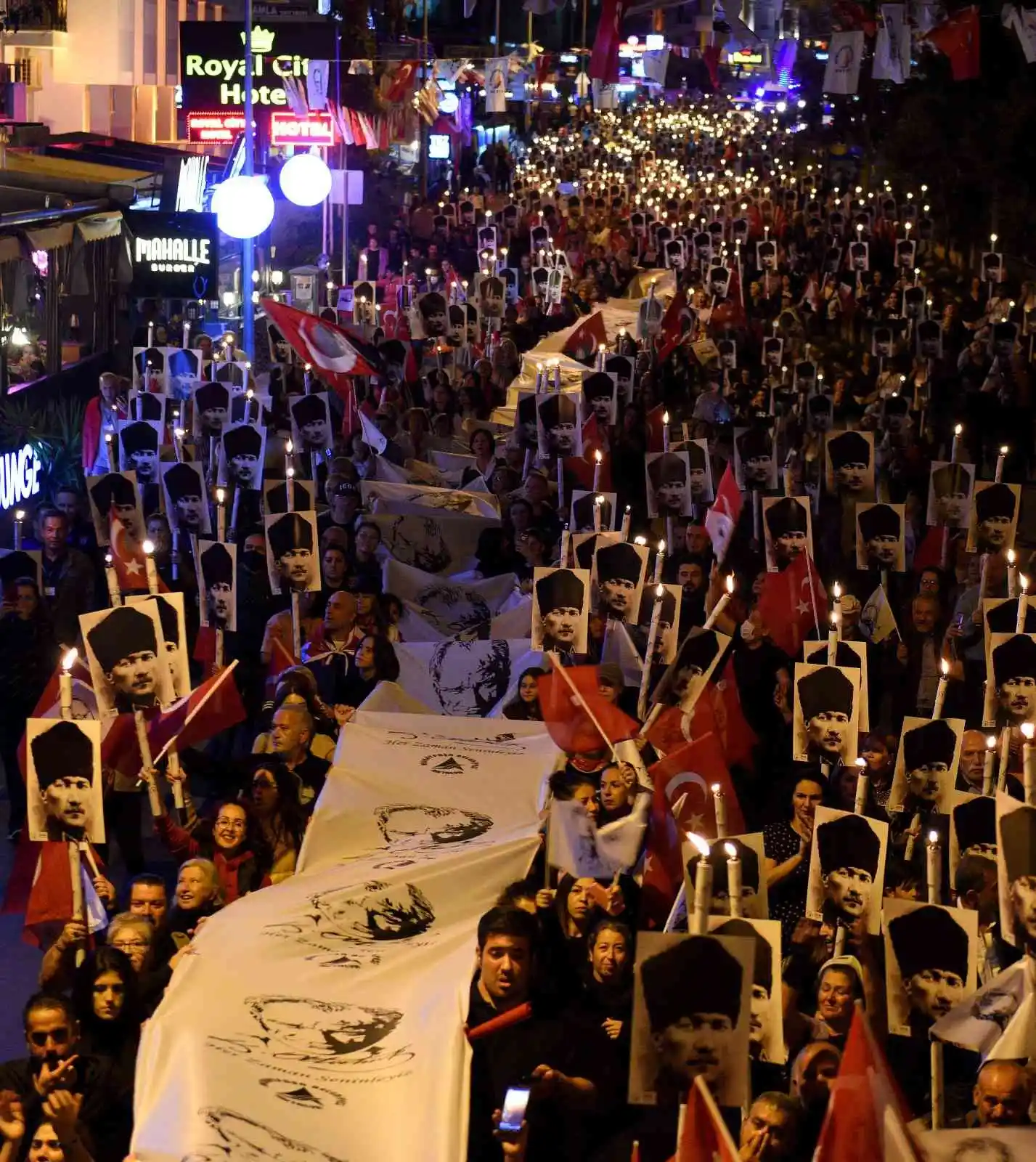 Antalya’da geceyi meşaleler aydınlattı