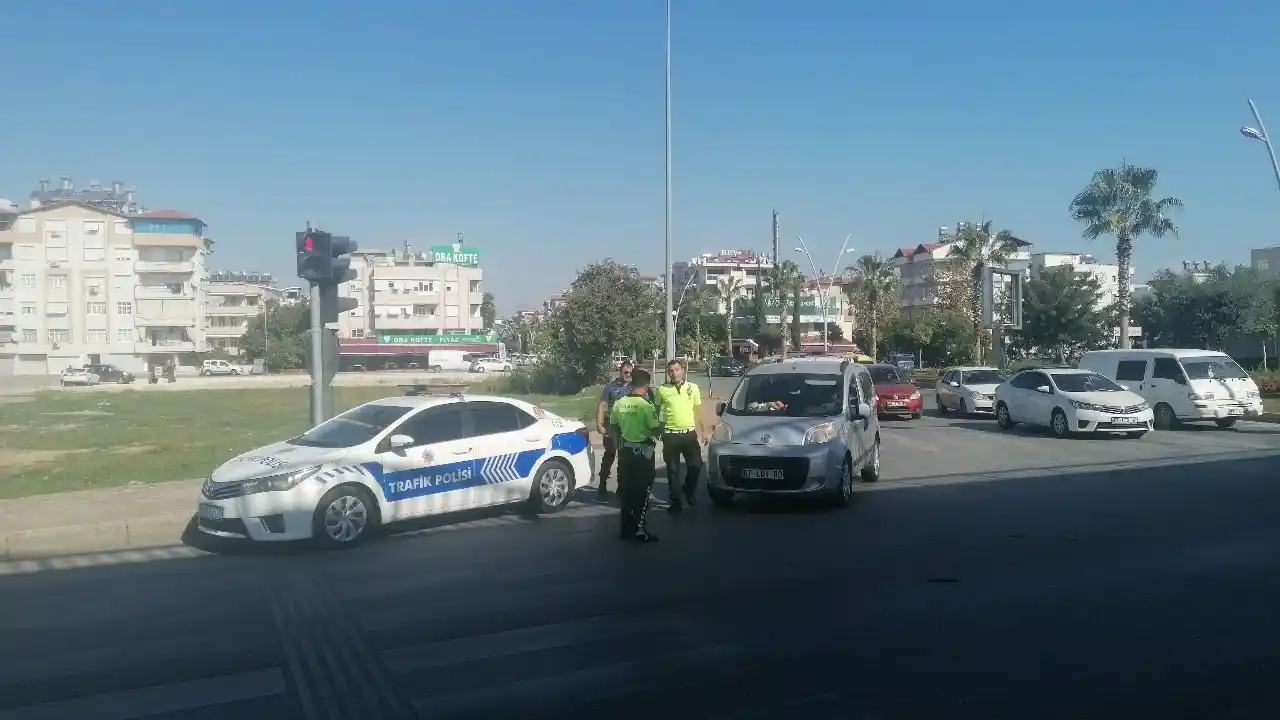 Aracını yolun ortasına bırakıp başka bir araca binip gitti