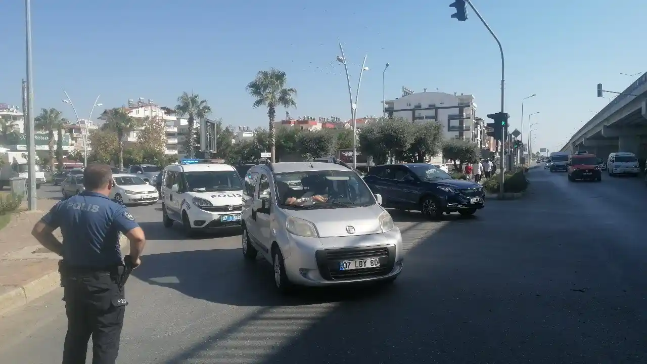 Aracını yolun ortasına bırakıp başka bir araca binip gitti