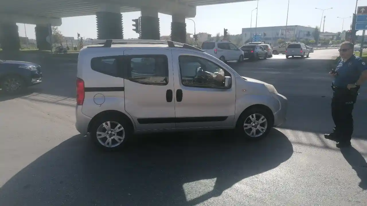 Aracını yolun ortasına bırakıp başka bir araca binip gitti