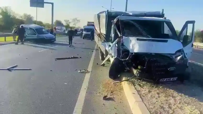 Araçta sıkışan sürücü için ölüm kalım savaşı verildi