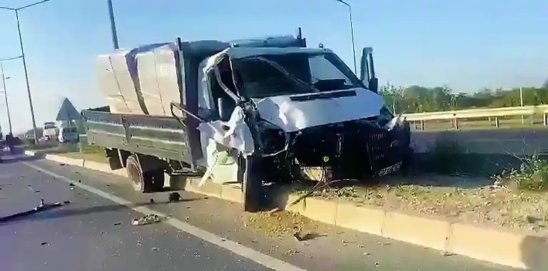 Araçta sıkışan sürücü için ölüm kalım savaşı verildi