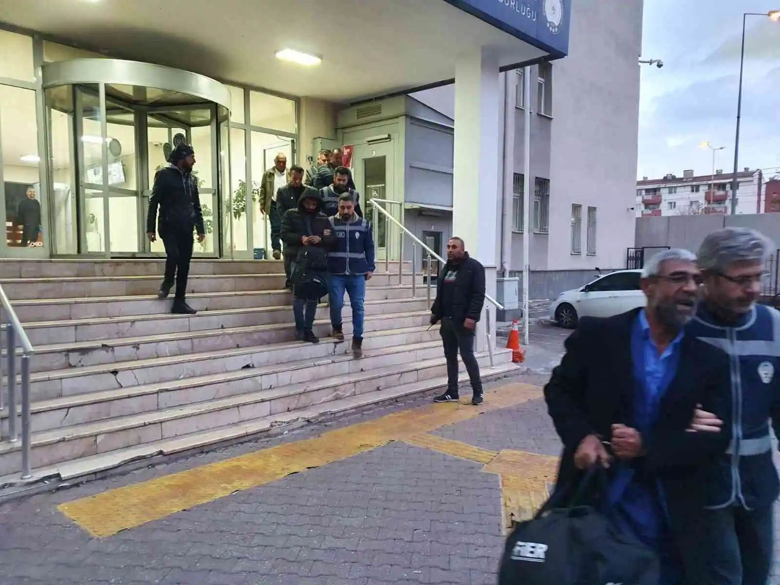 Aranan şahıslar polisten kaçamadı