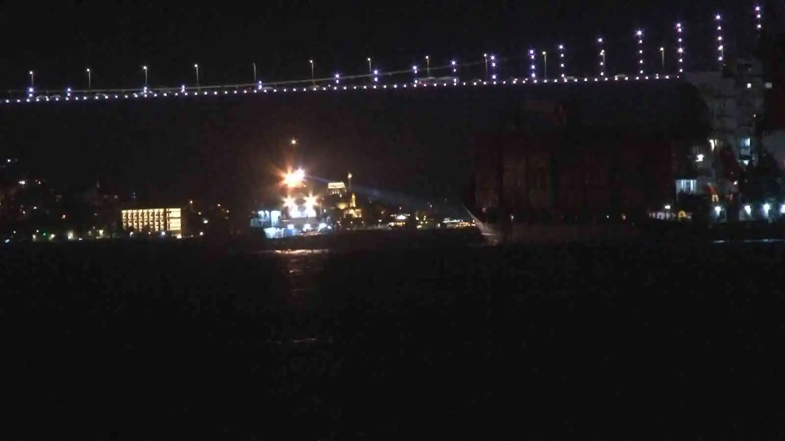 Arıza yapan gemi çekildi, İstanbul Boğazı gemi trafiğine açıldı