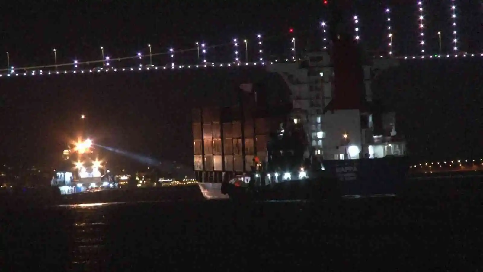 Arıza yapan gemi çekildi, İstanbul Boğazı gemi trafiğine açıldı