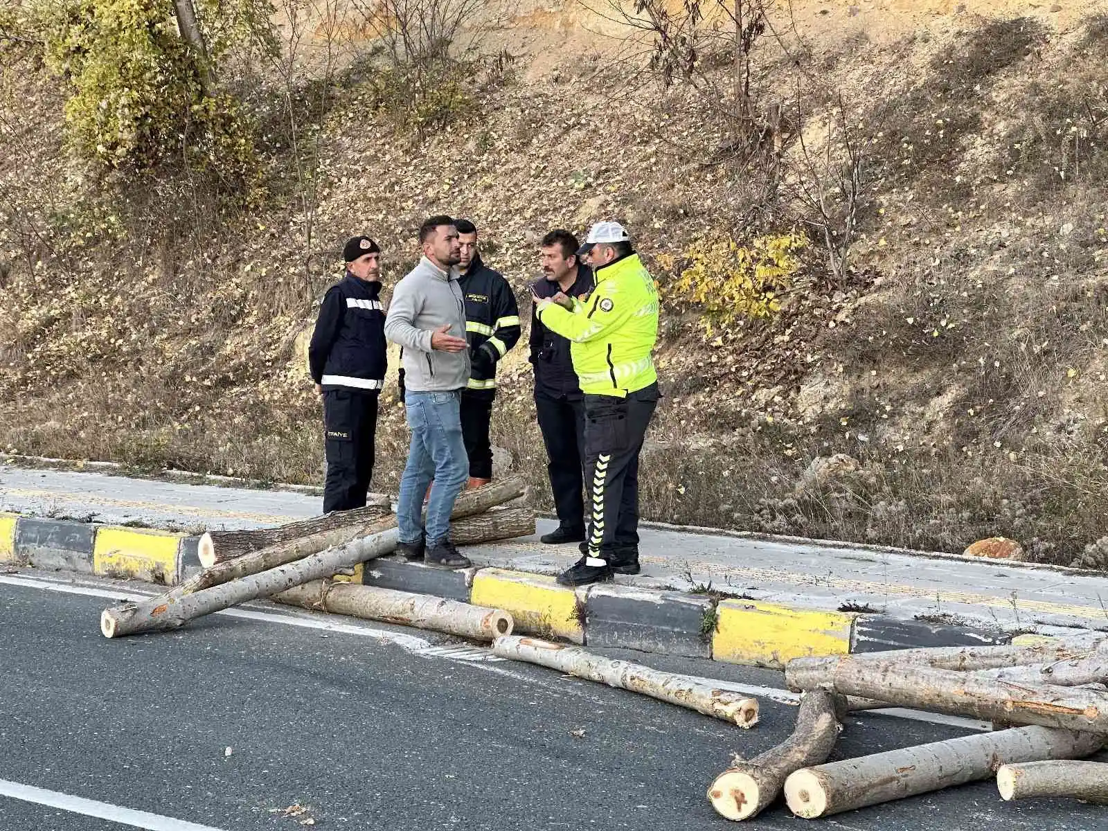 Arızalan traktörünü kaldırıma sürerek durdurabildi, tomruklar yola saçıldı
