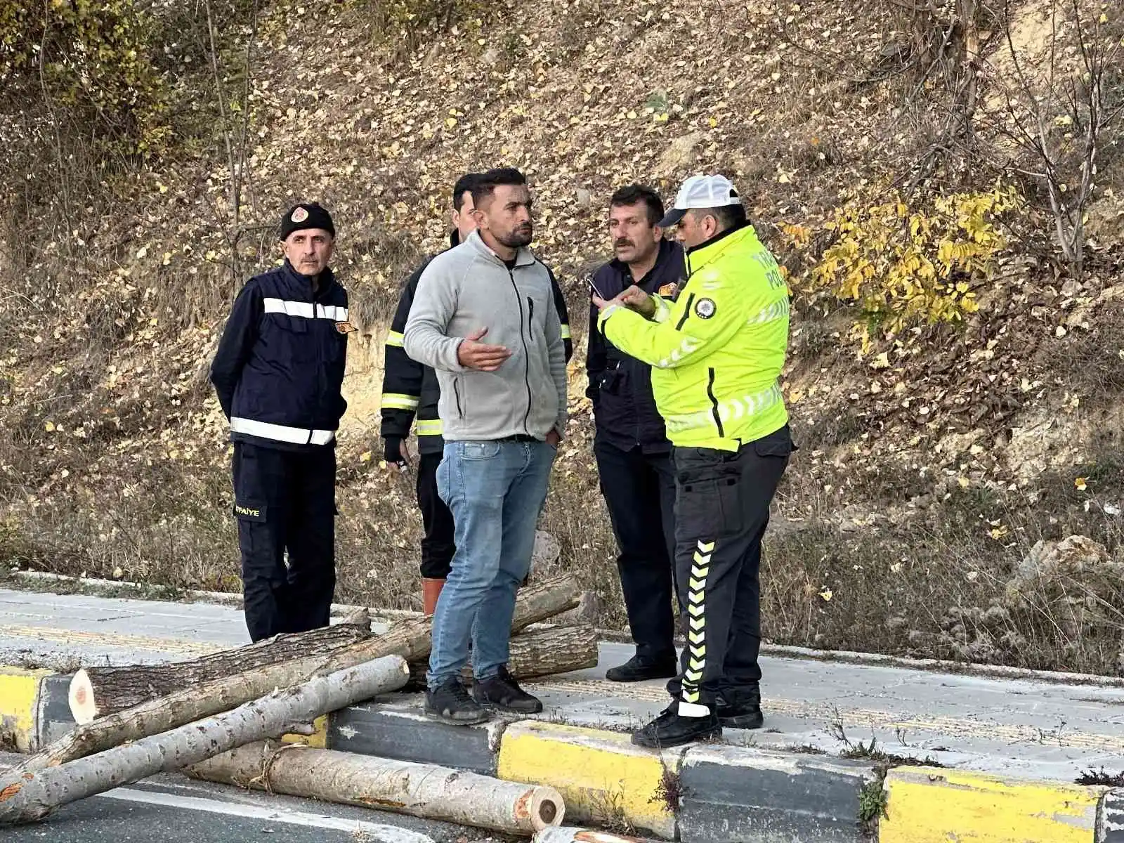 Arızalan traktörünü kaldırıma sürerek durdurabildi, tomruklar yola saçıldı
