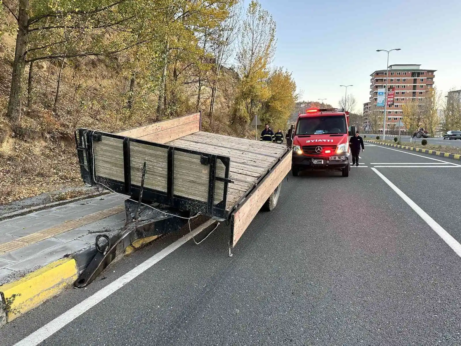 Arızalan traktörünü kaldırıma sürerek durdurabildi, tomruklar yola saçıldı
