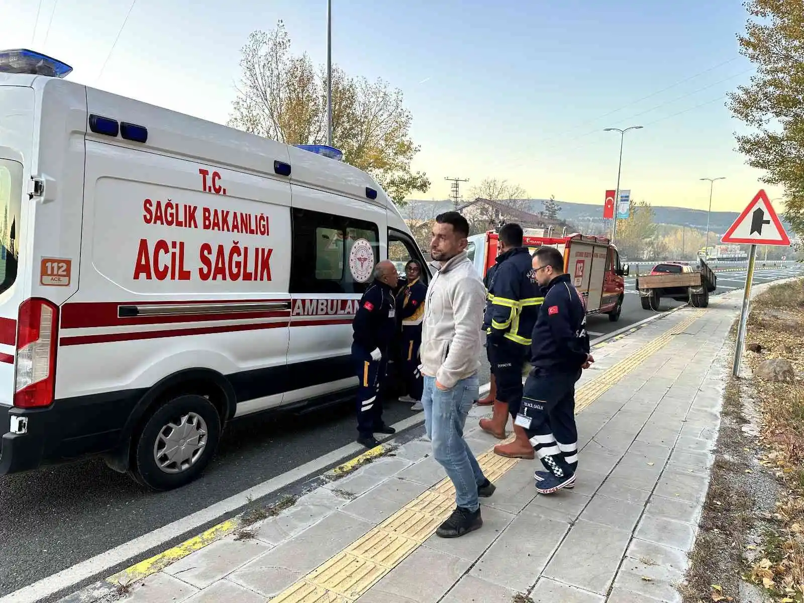 Arızalan traktörünü kaldırıma sürerek durdurabildi, tomruklar yola saçıldı
