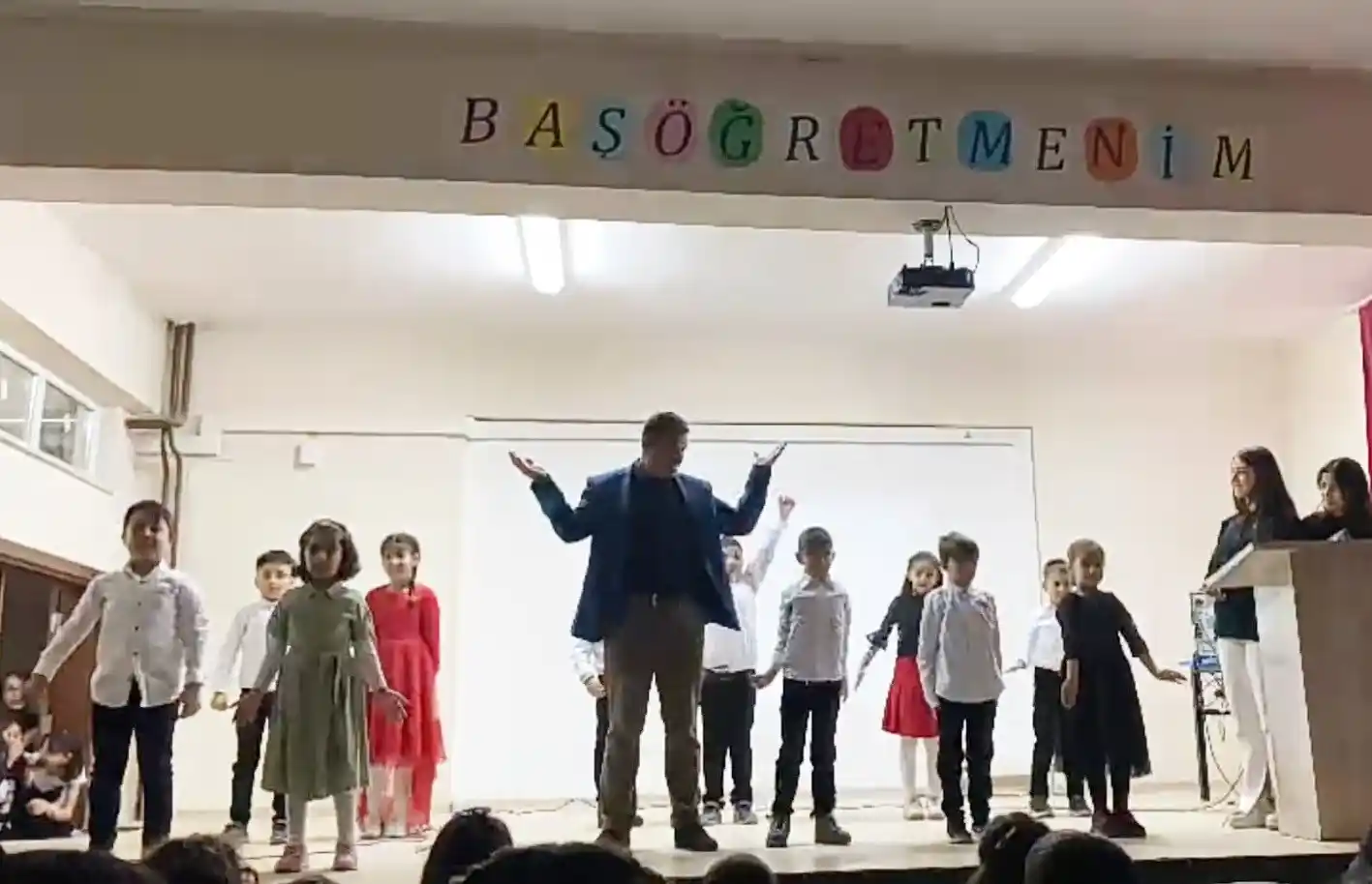 Arkadaşı hastalanan öğrenciye sahnede okul müdürü eşlik etti
