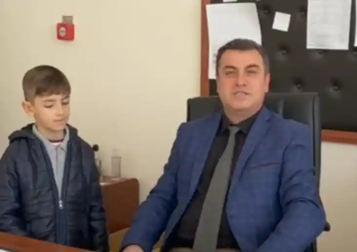 Arkadaşı hastalanan öğrenciye sahnede okul müdürü eşlik etti

