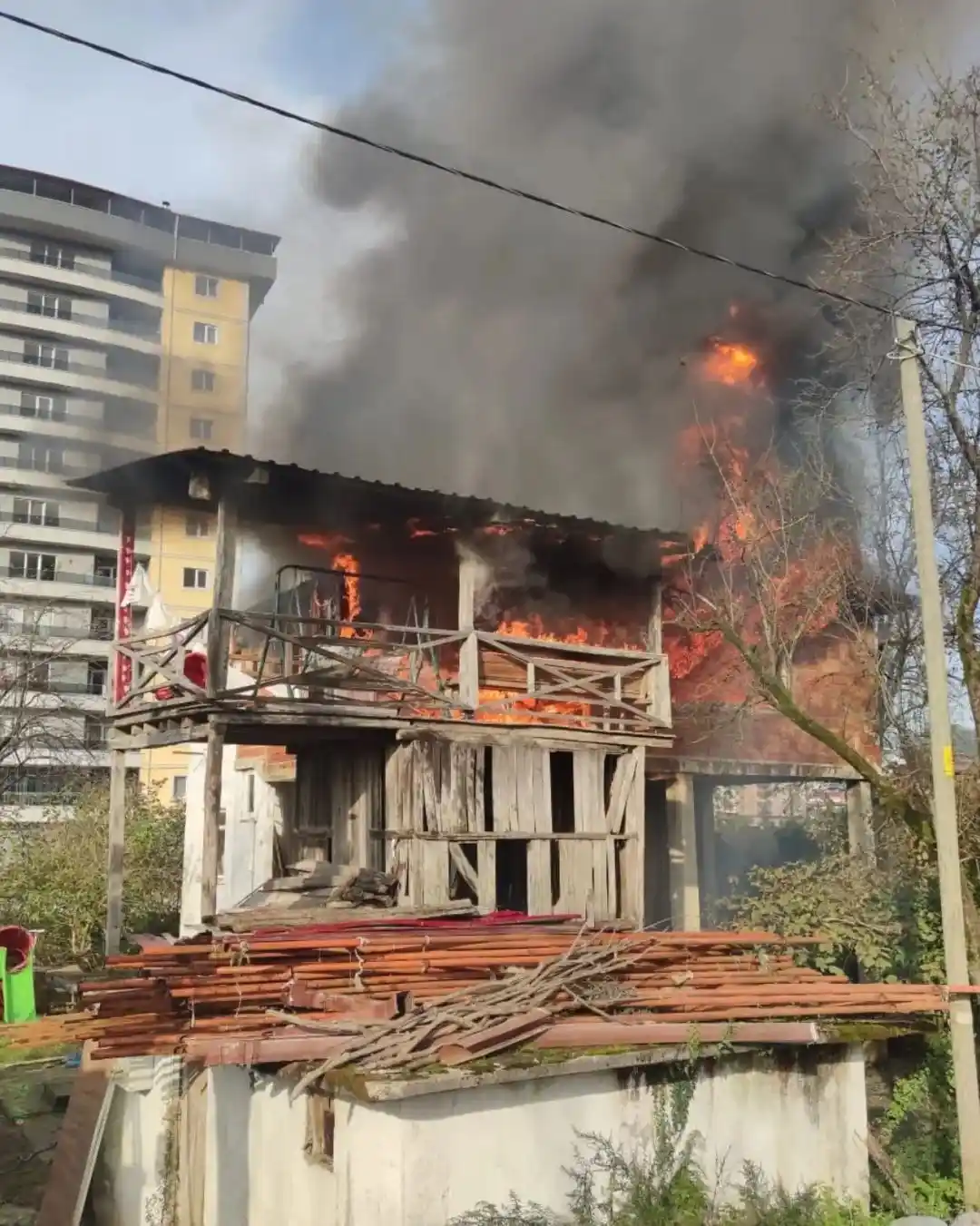Artvin'de evde çıkan yangın paniğe neden oldu