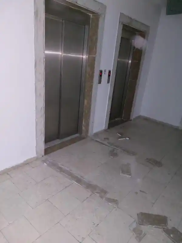 Asansör kenarındaki mermer düştü, çocuk kıl payı kurtuldu