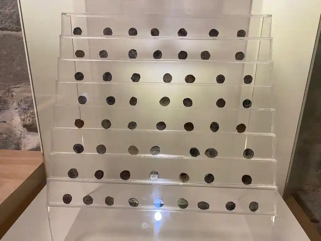 Asırlık sikkeleri saniyeler içerisinde basıyorlar