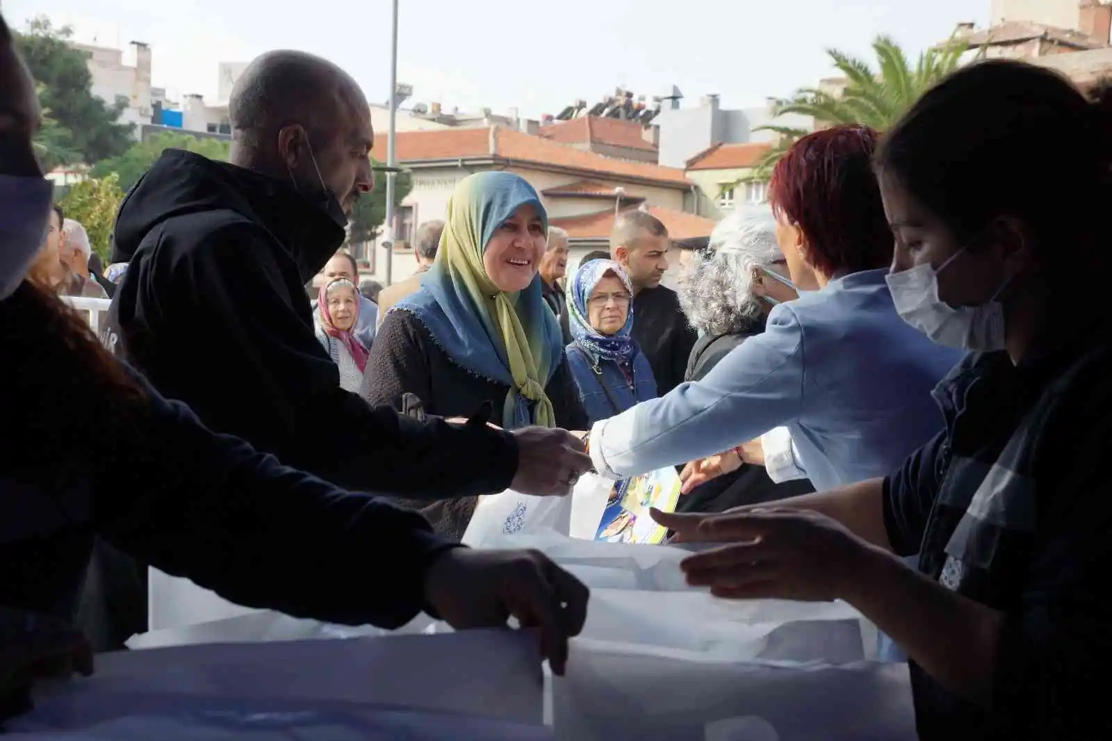 Aydın Büyükşehir Belediyesi, 100 bin sebze fidesi dağıttı