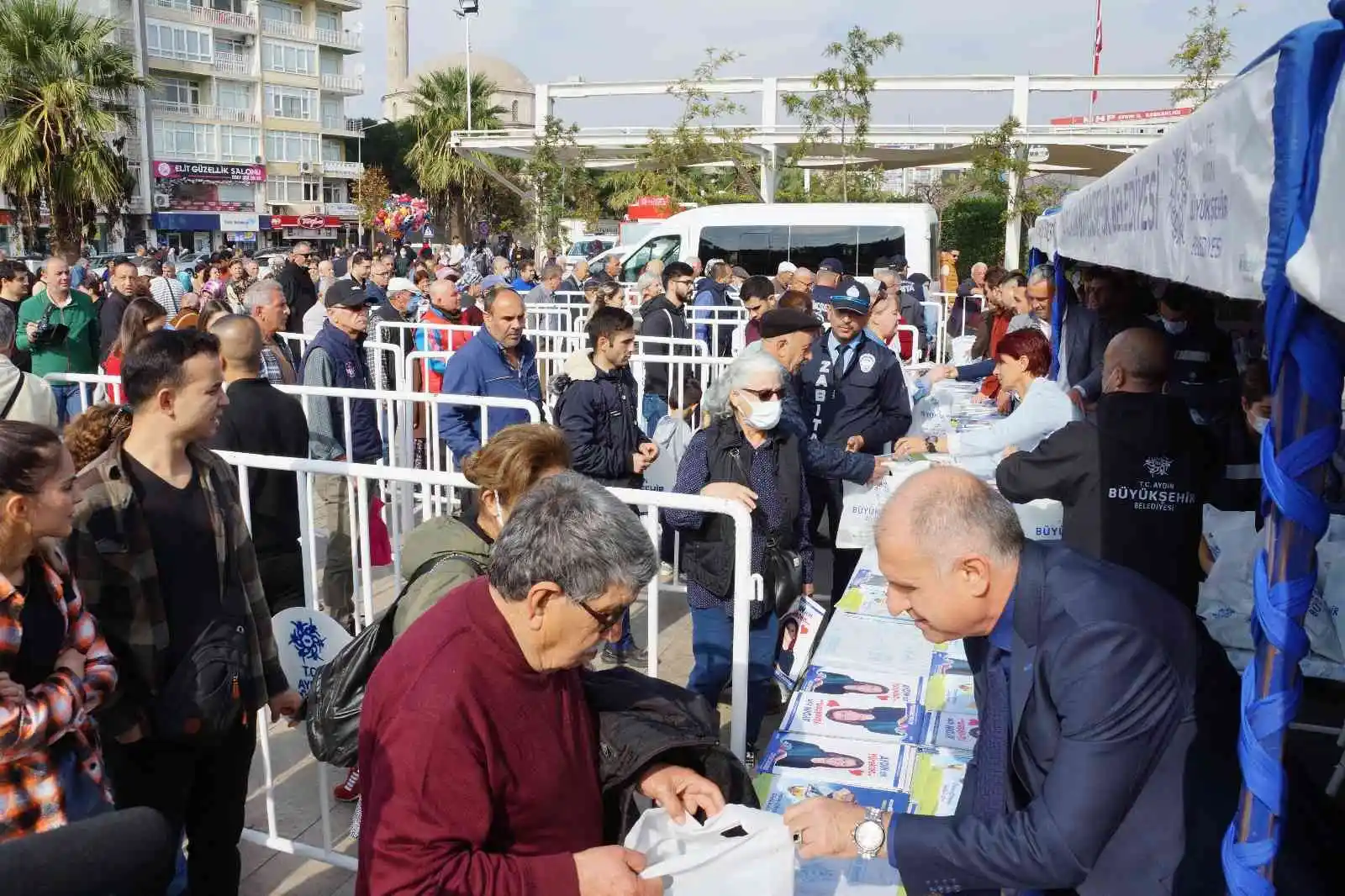 Aydın Büyükşehir Belediyesi, 100 bin sebze fidesi dağıttı