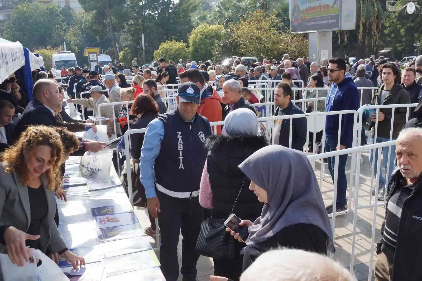 Aydın Büyükşehir Belediyesi, 100 bin sebze fidesi dağıttı
