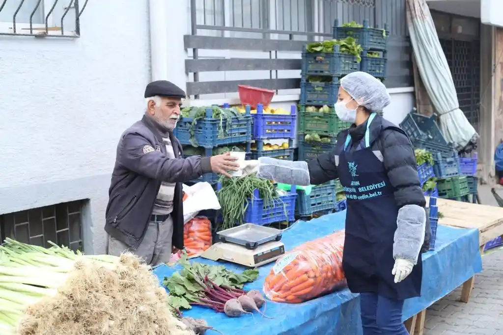 Aydın Büyükşehir Belediyesi sabahları sıcak çorba ikramına başladı