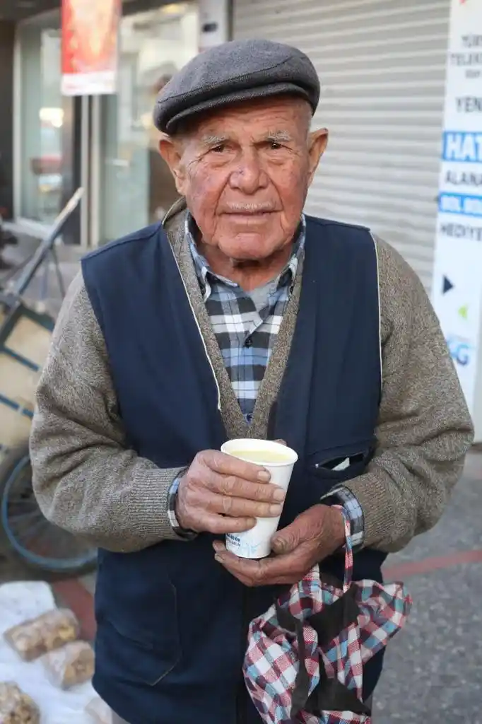 Aydın Büyükşehir Belediyesi sabahları sıcak çorba ikramına başladı