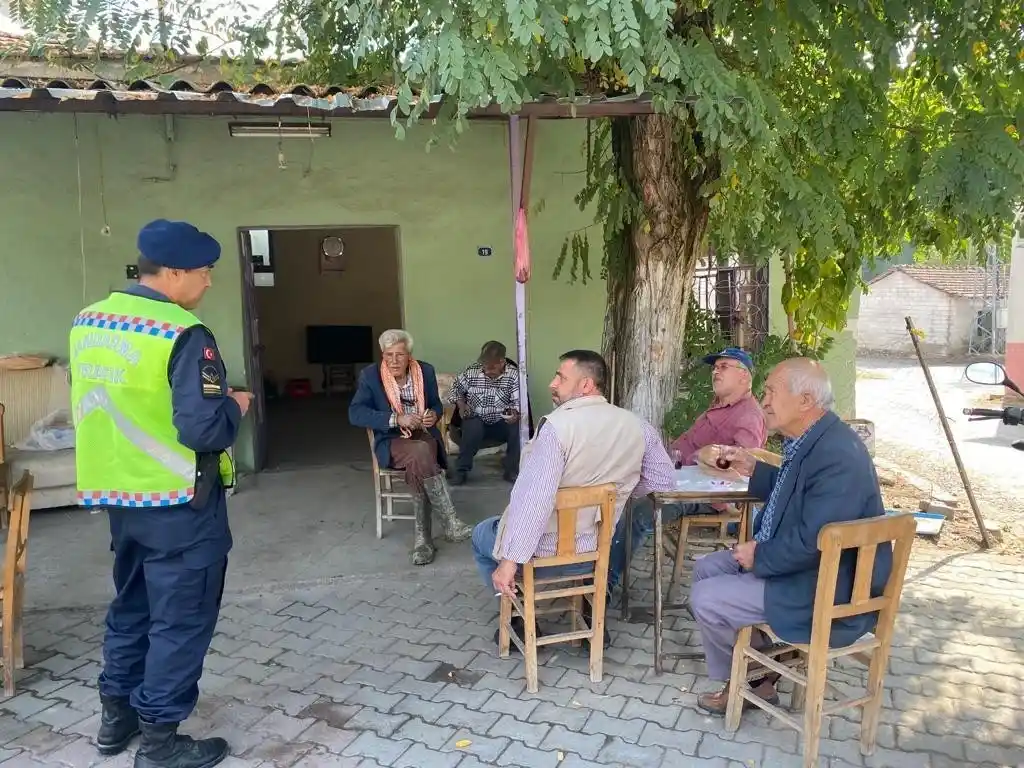 Aydın'da traktör sürücülerine jandarmadan eğitim