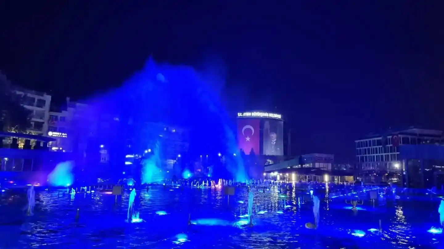 Aydın kent meydanında ’mavi’ ışıkla diyabete dikkat çekildi