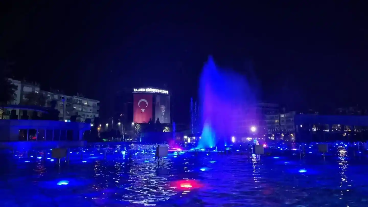 Aydın kent meydanında ’mavi’ ışıkla diyabete dikkat çekildi