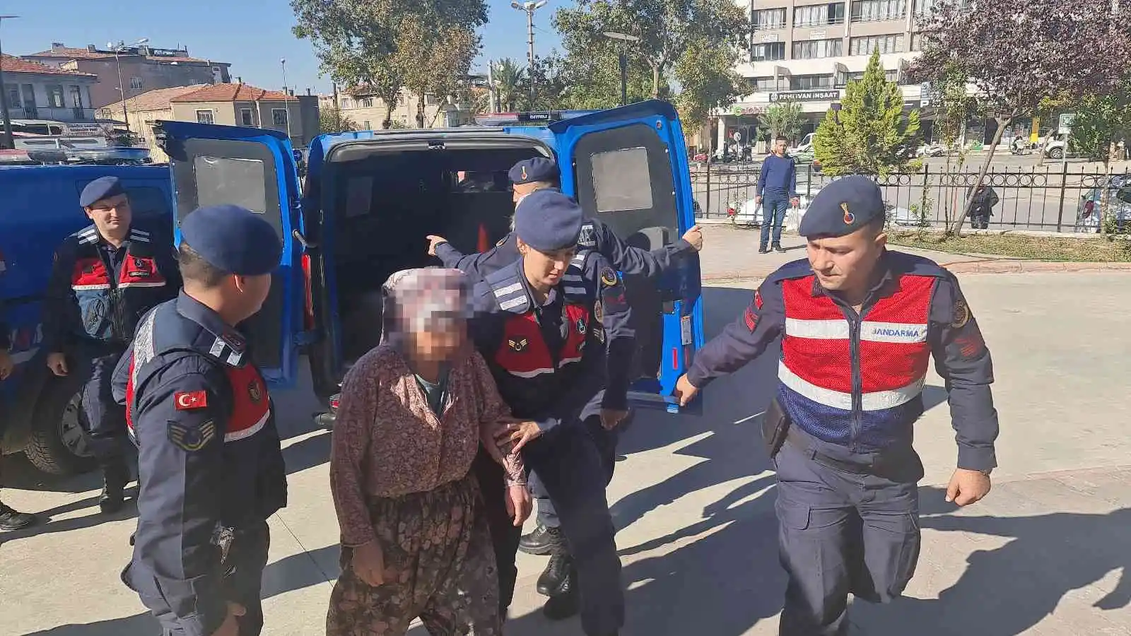 Babasını darbederek öldürdüğü ileri sürülen kadın tutuklandı
