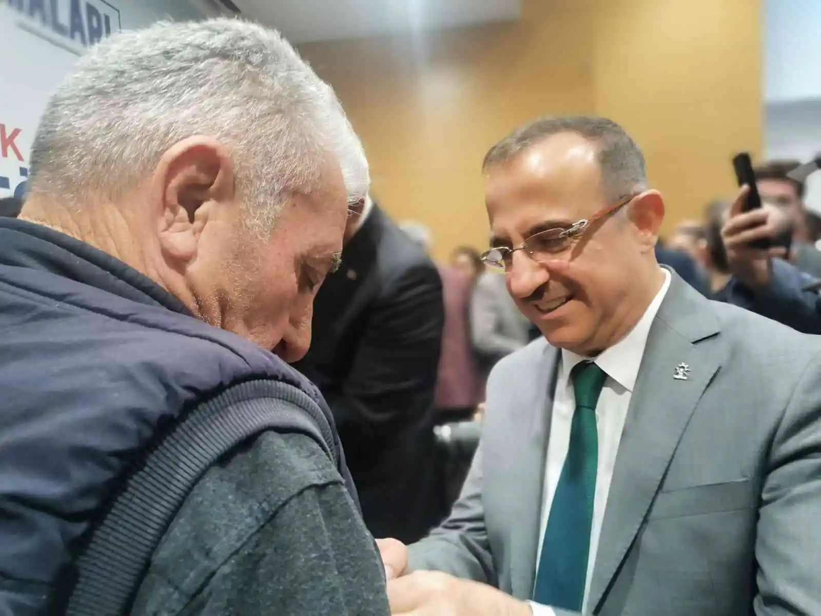 Bakan Ersoy, İzmir’de AK Parti’ye katılanlara rozet taktı