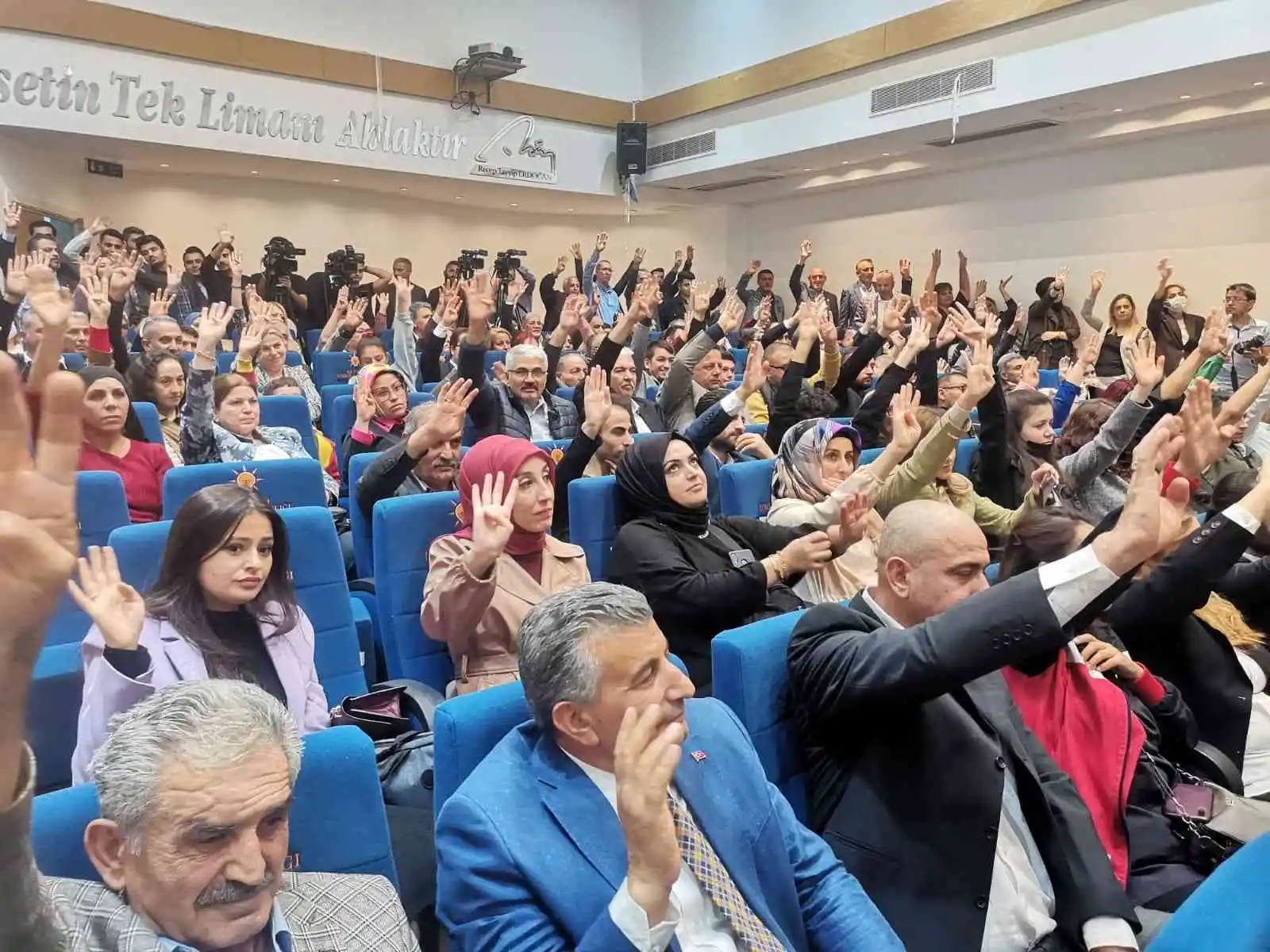 Bakan Ersoy, İzmir’de AK Parti’ye katılanlara rozet taktı