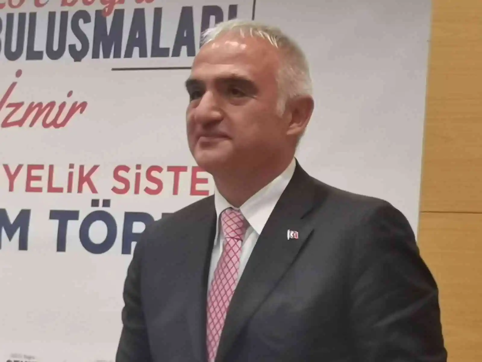 Bakan Ersoy, İzmir’de AK Parti’ye katılanlara rozet taktı