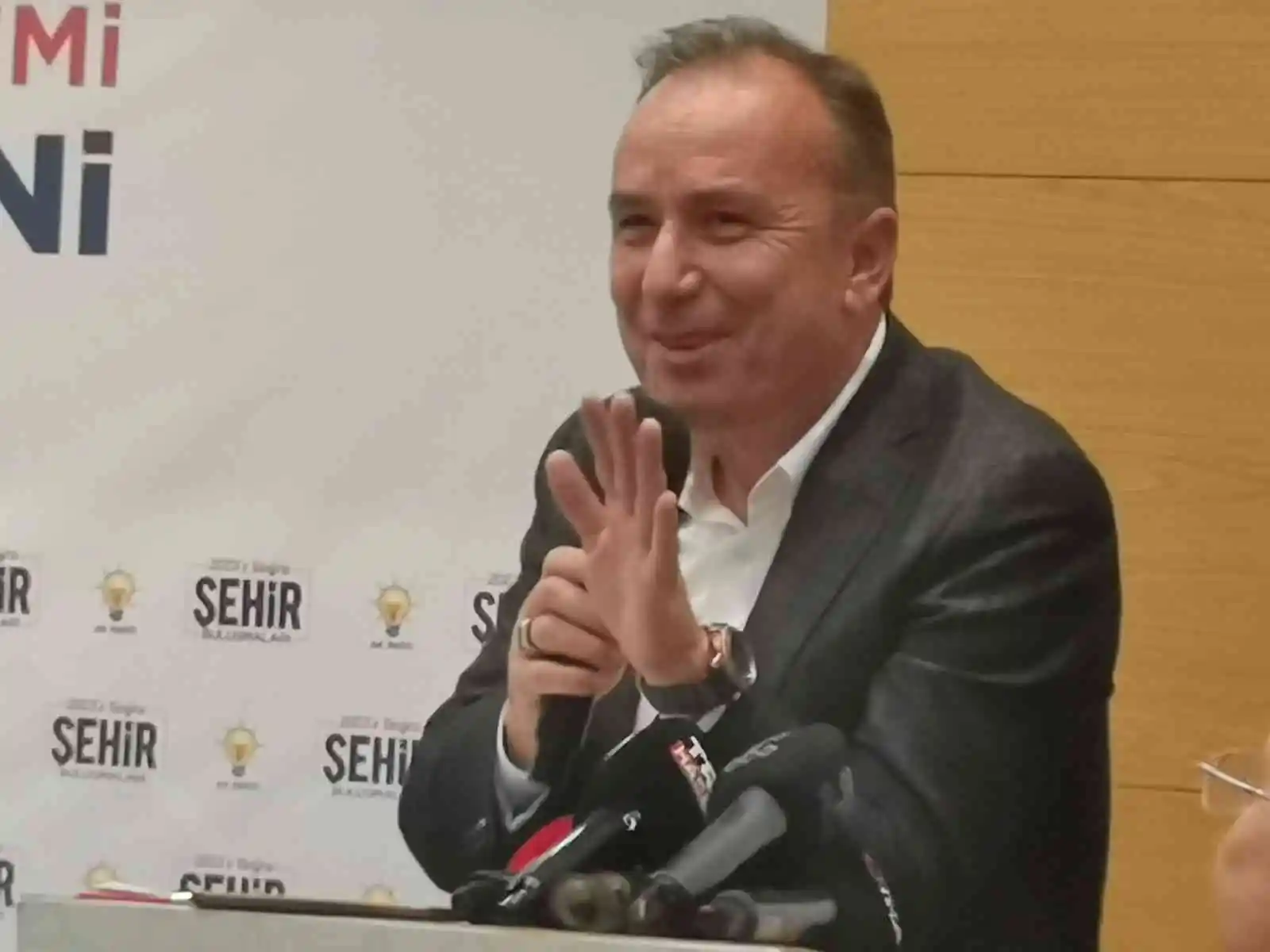 Bakan Ersoy, İzmir’de AK Parti’ye katılanlara rozet taktı