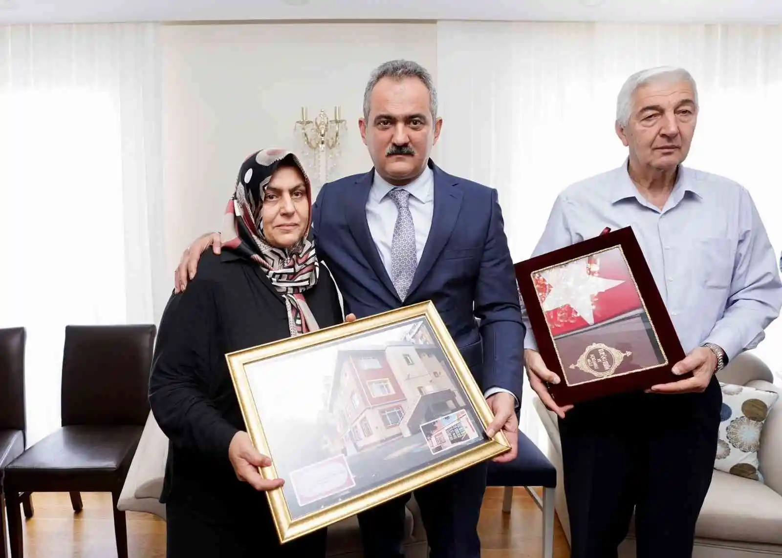 Bakan Özer'den İstiklal Caddesi'ndeki saldırıda hayatını kaybeden aileye ziyaret