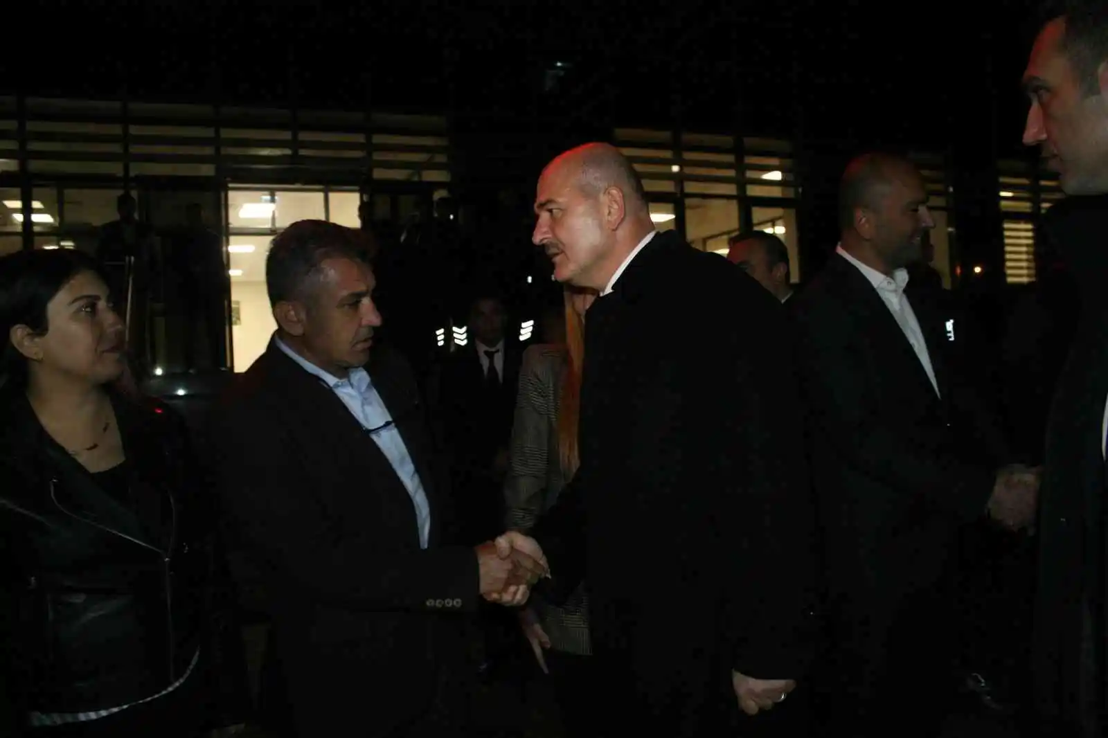 Bakan Soylu yaralı polisleri hastanede ziyaret etti
