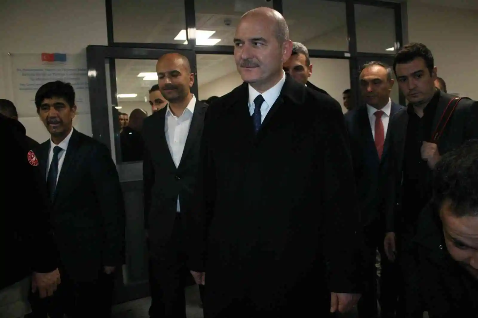 Bakan Soylu yaralı polisleri hastanede ziyaret etti

