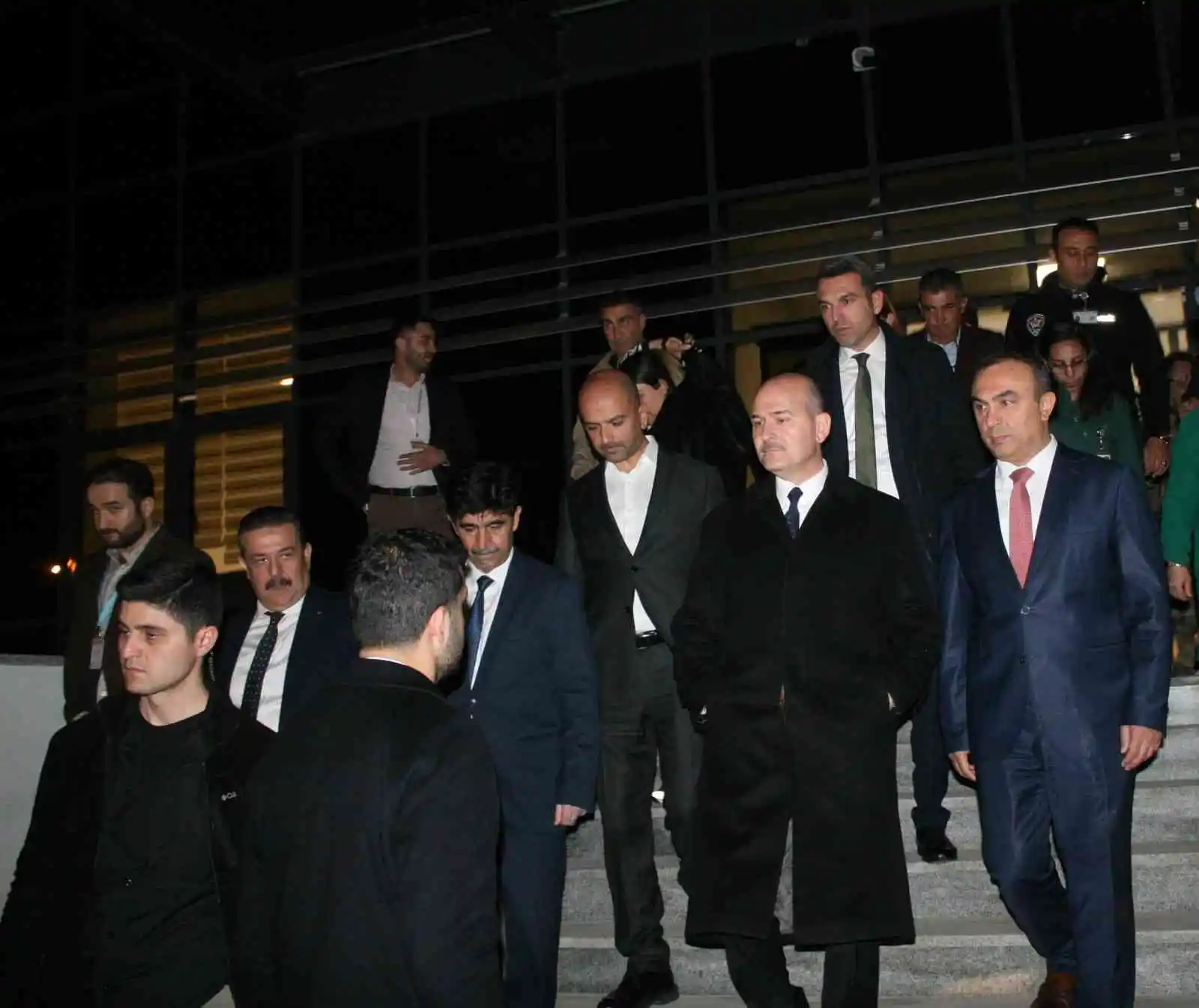 Bakan Soylu yaralı polisleri hastanede ziyaret etti
