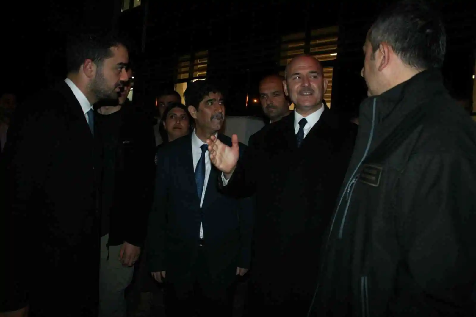 Bakan Soylu yaralı polisleri hastanede ziyaret etti

