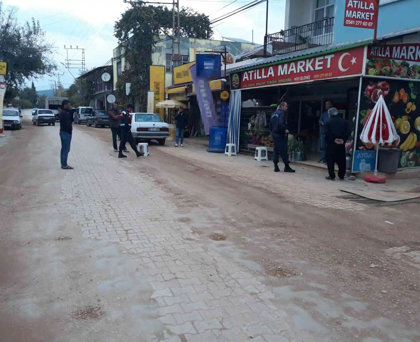 Bakkalı kurşunladılar, müşteri vuruldu
