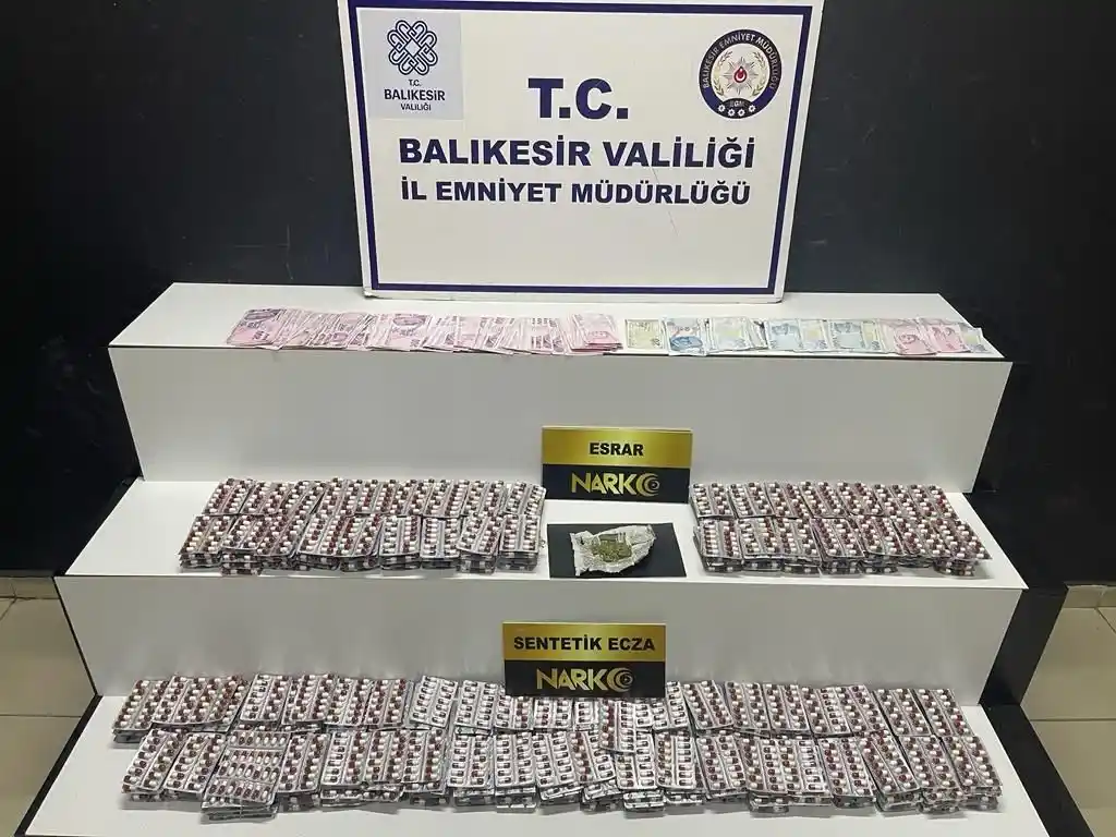 Balıkesir'de 8 bin 260 adet uyuşturucu, uyarıcı hap ele geçirildi