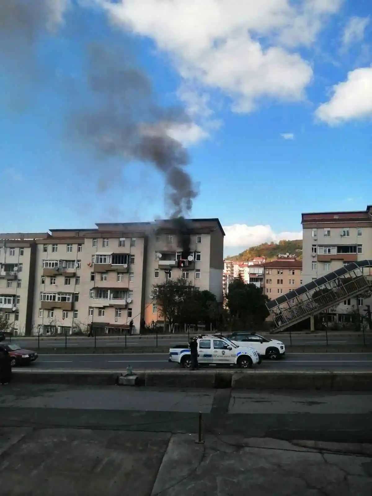 Balkonda başlayan yangın evin içine sıçradı
