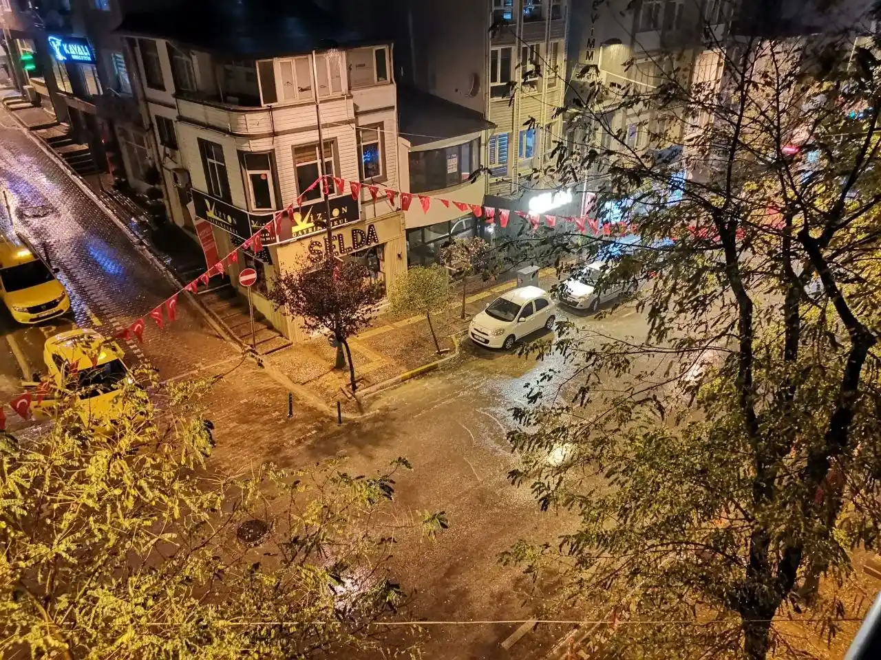 Bandırma'da 1 saat süren yağmur hayatı felç etti