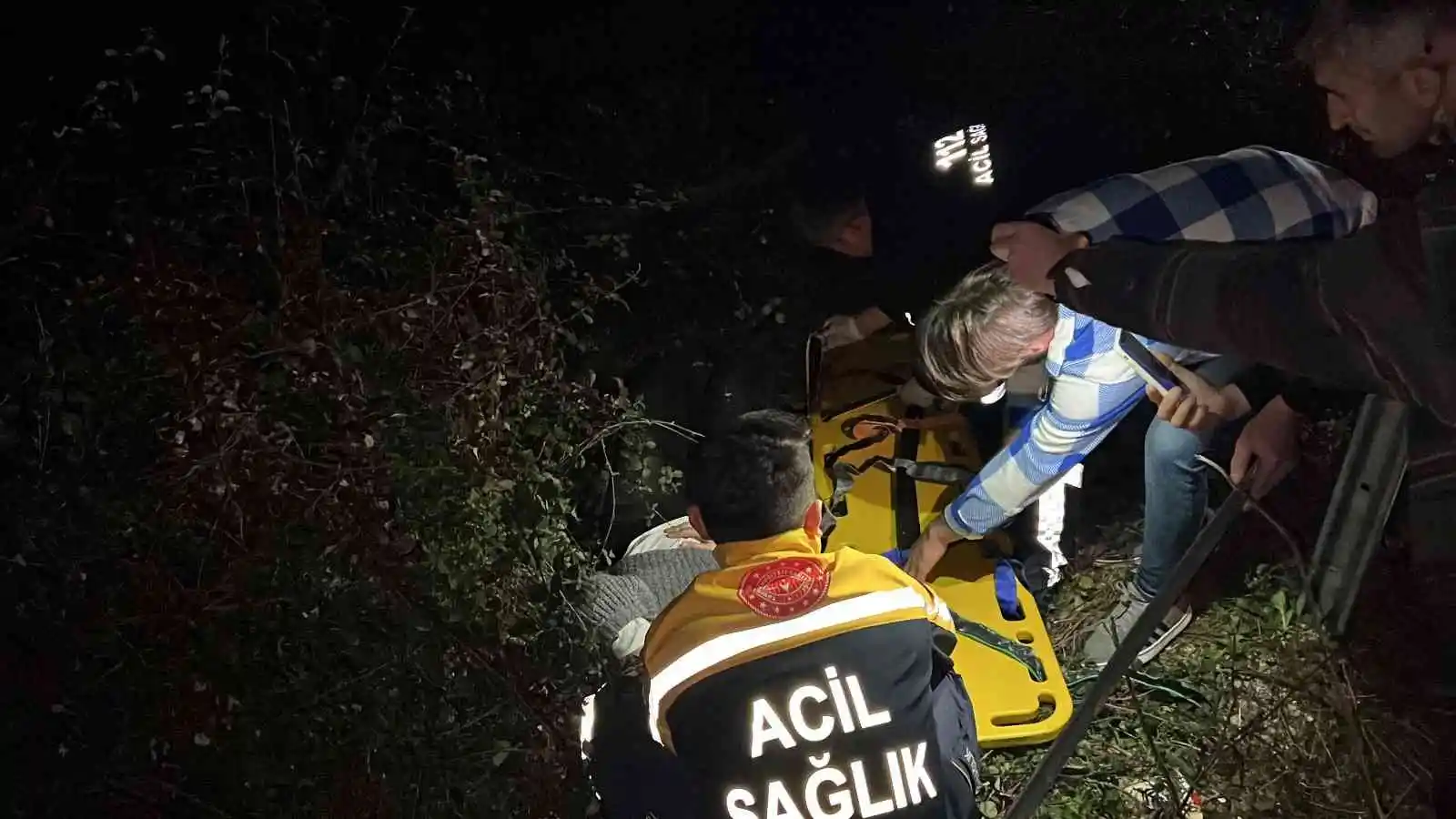 Bariyerlere çarpan otomobilin sürücüsü yol kenarına savruldu, 1'i ağır, 3 kişi yaralandı
