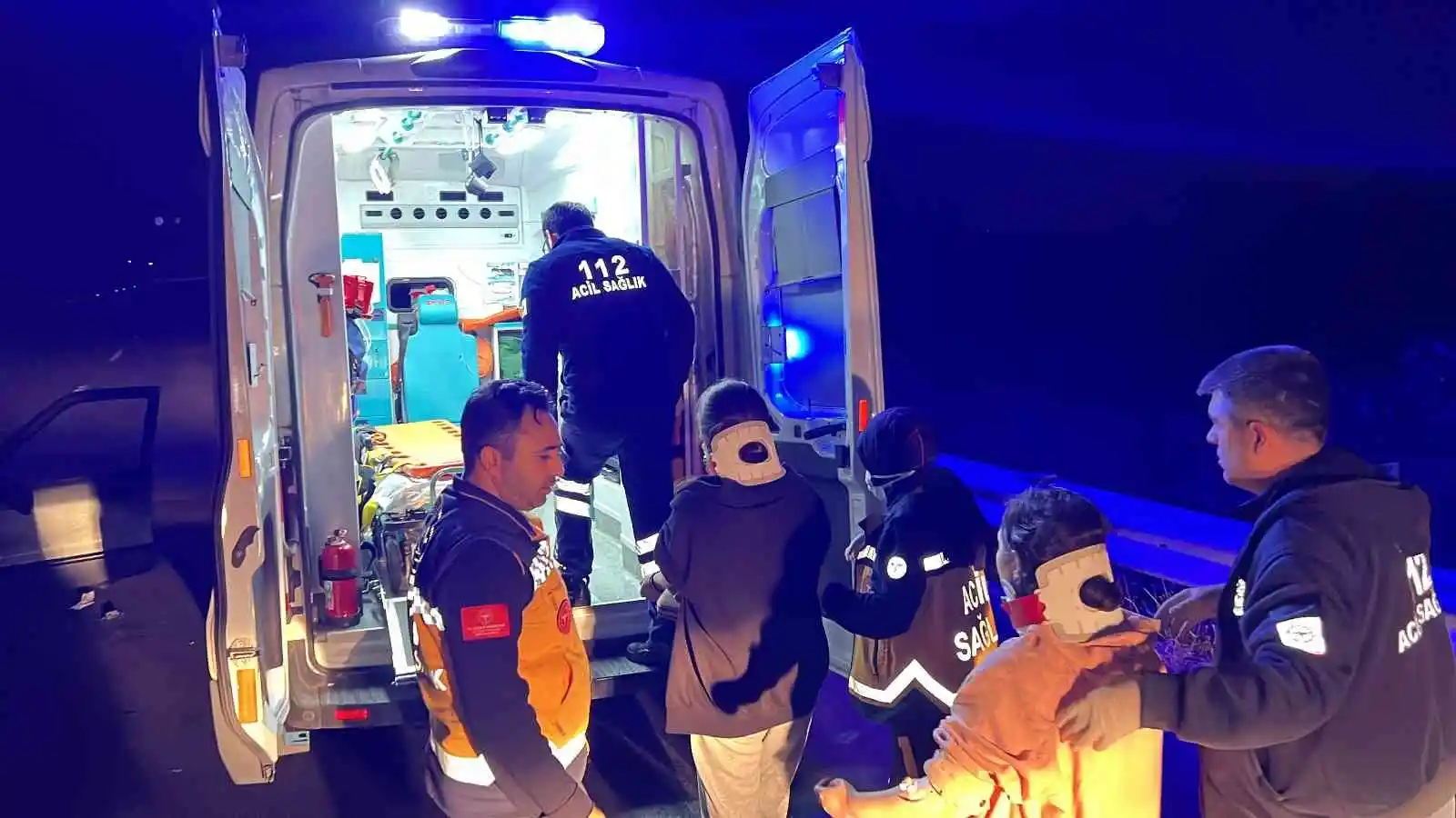 Bariyerlere çarpan otomobilin sürücüsü yol kenarına savruldu, 1’i ağır, 3 kişi yaralandı
