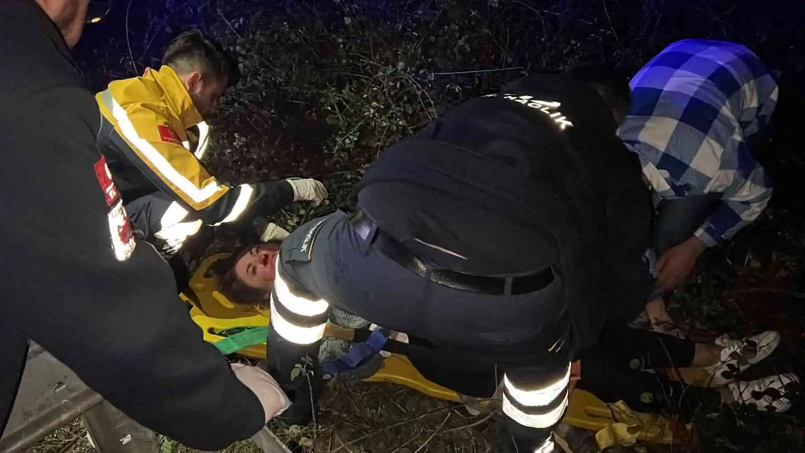 Bariyerlere çarpan otomobilin sürücüsü yol kenarına savruldu, 1’i ağır, 3 kişi yaralandı
