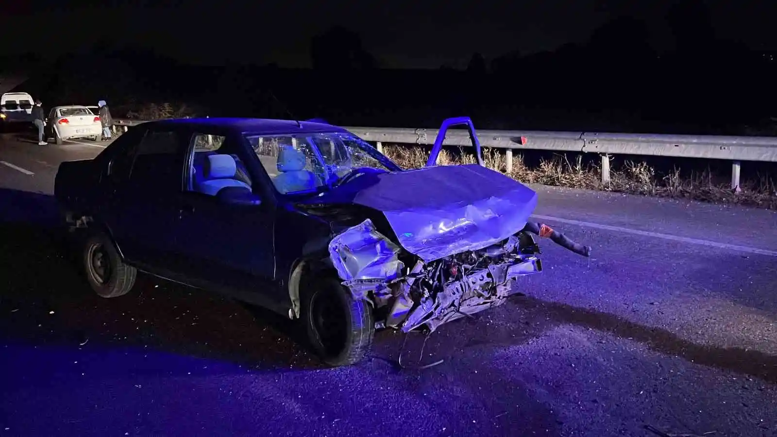 Bariyerlere çarpan otomobilin sürücüsü yol kenarına savruldu, 1’i ağır, 3 kişi yaralandı

