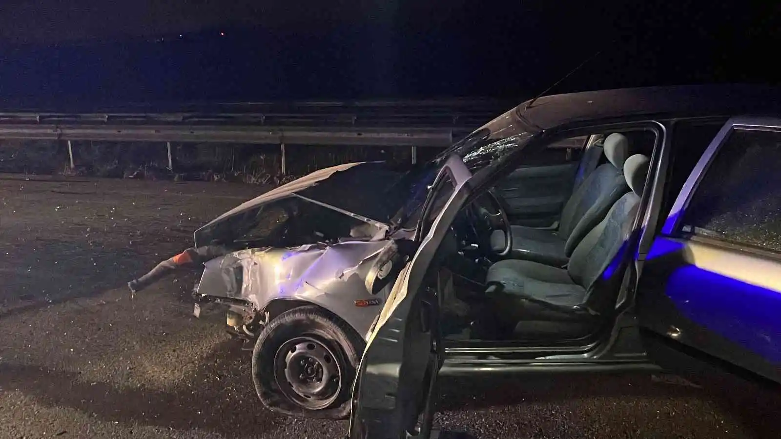 Bariyerlere çarpan otomobilin sürücüsü yol kenarına savruldu, 1’i ağır, 3 kişi yaralandı
