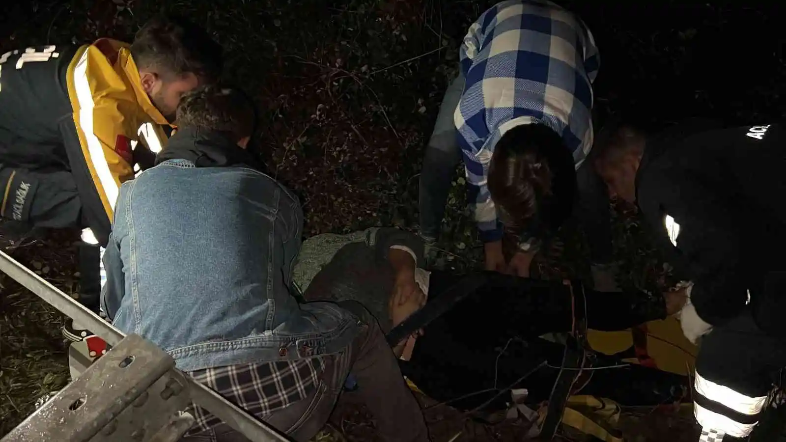 Bariyerlere çarpan otomobilin sürücüsü yol kenarına savruldu, 1’i ağır, 3 kişi yaralandı
