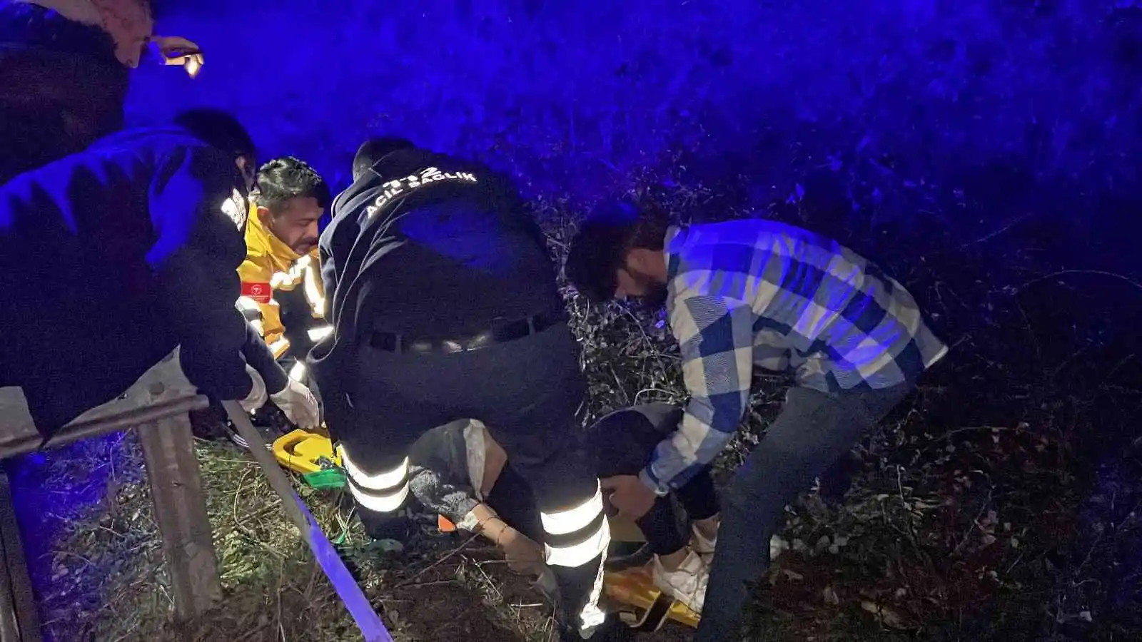 Bariyerlere çarpan otomobilin sürücüsü yol kenarına savruldu, 1’i ağır, 3 kişi yaralandı
